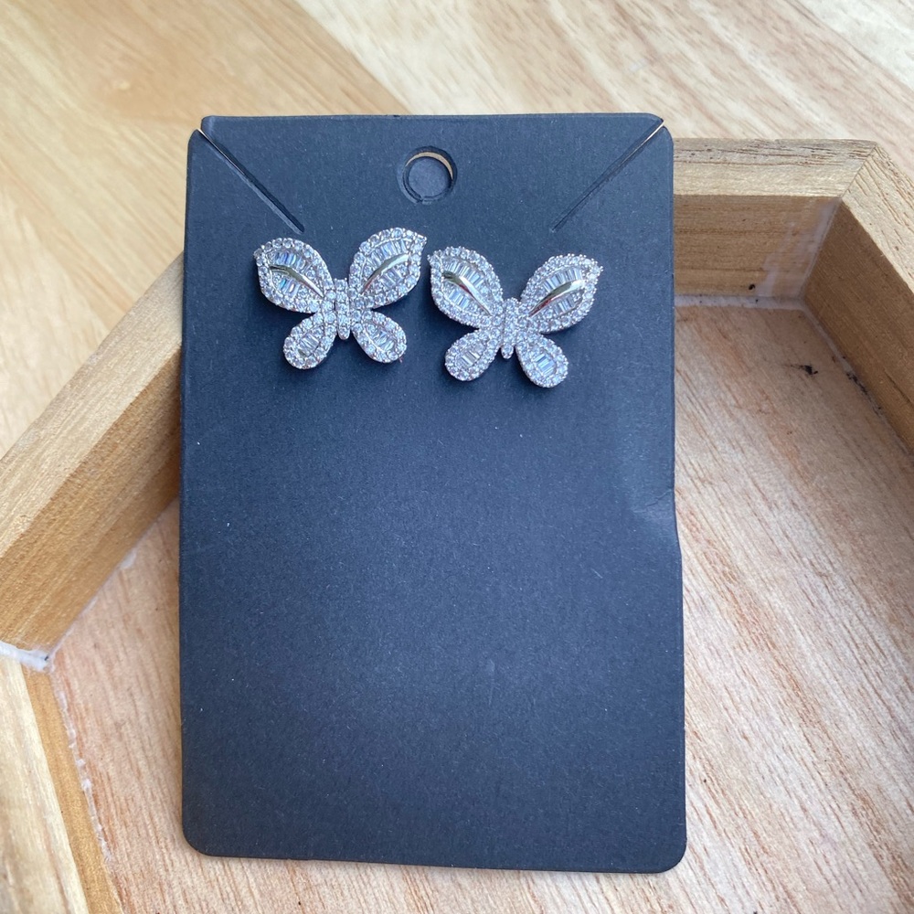 CLEARANCE SALE ON EARRINGS ALL LOW STARTING BIDS